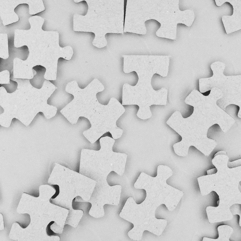 (Foto: Markus Winkler – Unsplash.com) Weiße Puzzelzeile liegen auf weißem Untergrund