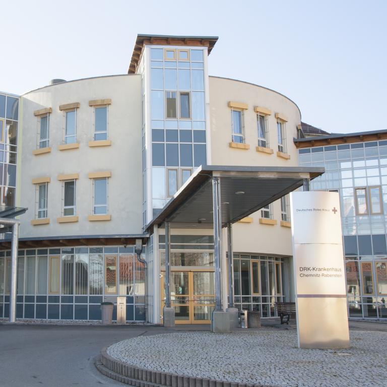 Foto: DRK Krankenhäuser Sachsen Eingang Hauptgebäude DRK Krankenhäuser Sachsen