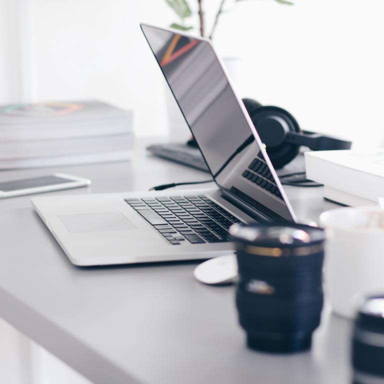 Foto: Christopher Gower - Unsplash.com Laptop und Arbeitsmaterial auf einem Bürotisch