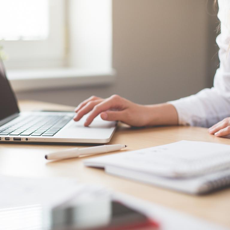 Foto: Picjumbo.com - Pexels.com Eine Frau sitzt an einem Laptop.