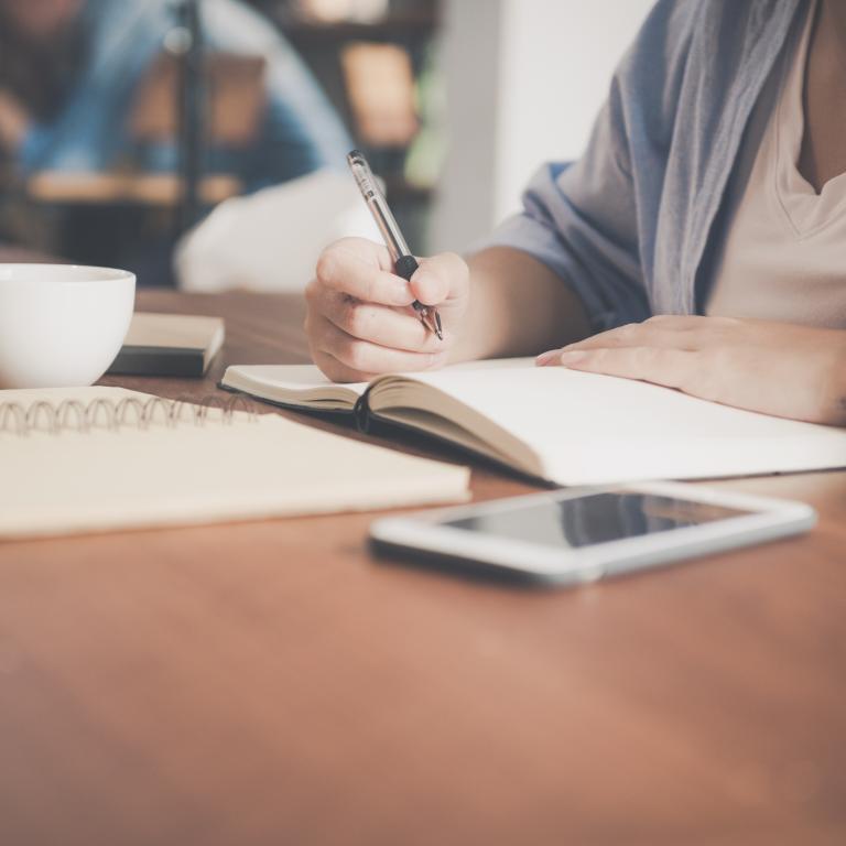 Foto: Tirachard - Pexels.com Eine Frau im Büro