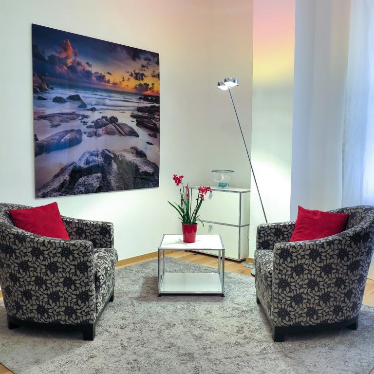 Foto: OliverKepka - Pixabay.com 2 leere Sessel in einem Therapiezimmer