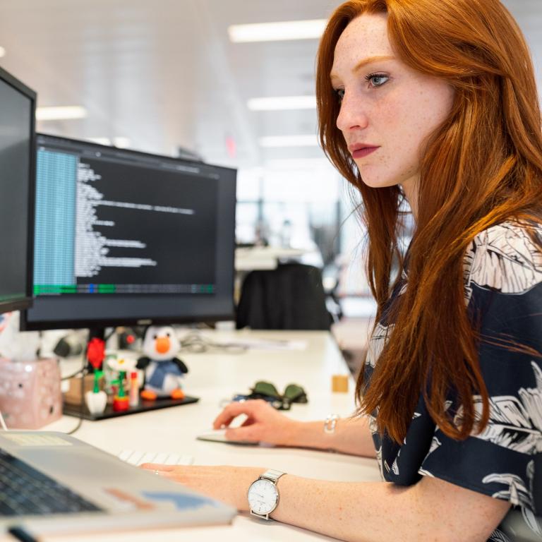 Foto: Thisisengineering - Pexels.com Frau vor drei Bildschirmen