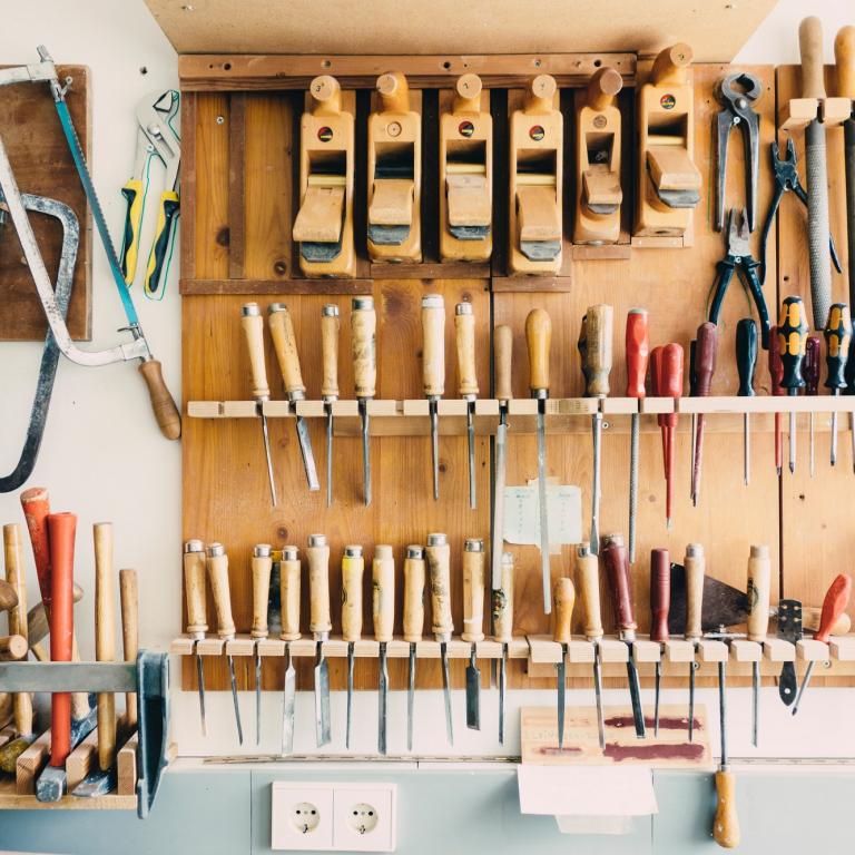 Foto: Barn Images - Unsplash.com Werkbank mit Schraubendrehern, Sägen und anderem Werkzeug.
