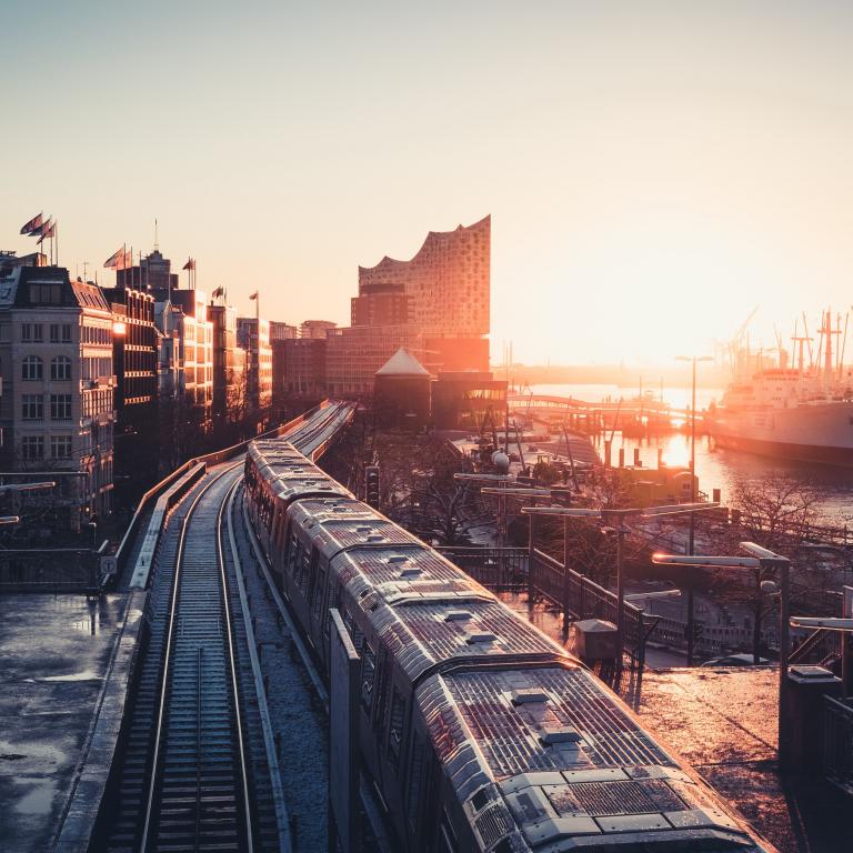 Foto: Patrick Rosenkranz - Unsplash.com Hamburger Hafen mit Bahn im Vordergrund
