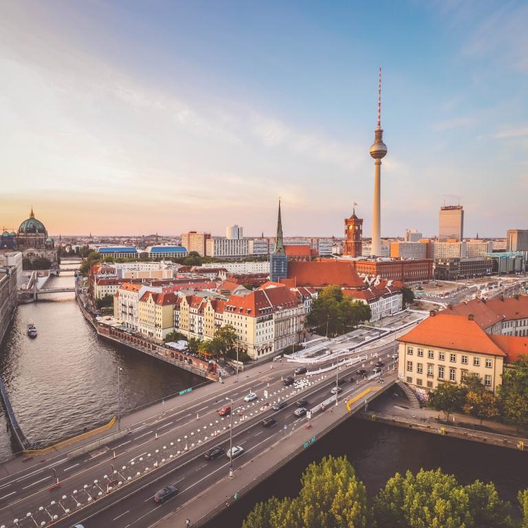Foto: Florian Wehde - Unsplash.com Blick über Berlin mit Fernsehturm und Spree.