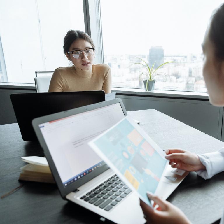 TÜV Nord (Thirdman - Pexels.com) Zwei Frauen am Arbeitsplatz