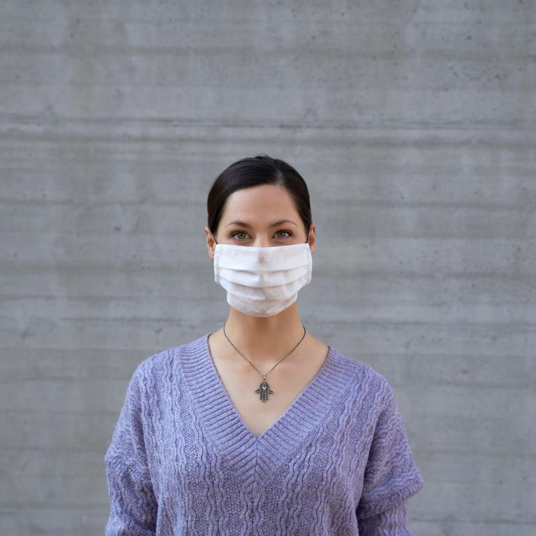 (C) Denis Jung - Unsplash.com Frau mit OP-Maske