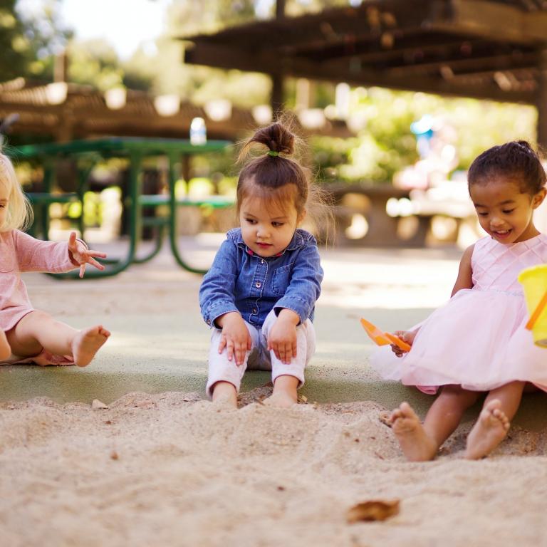 (C) Fabian Centeno - Unsplash.com Drei kleine Kinder sitzen im Sandkasten und spielen