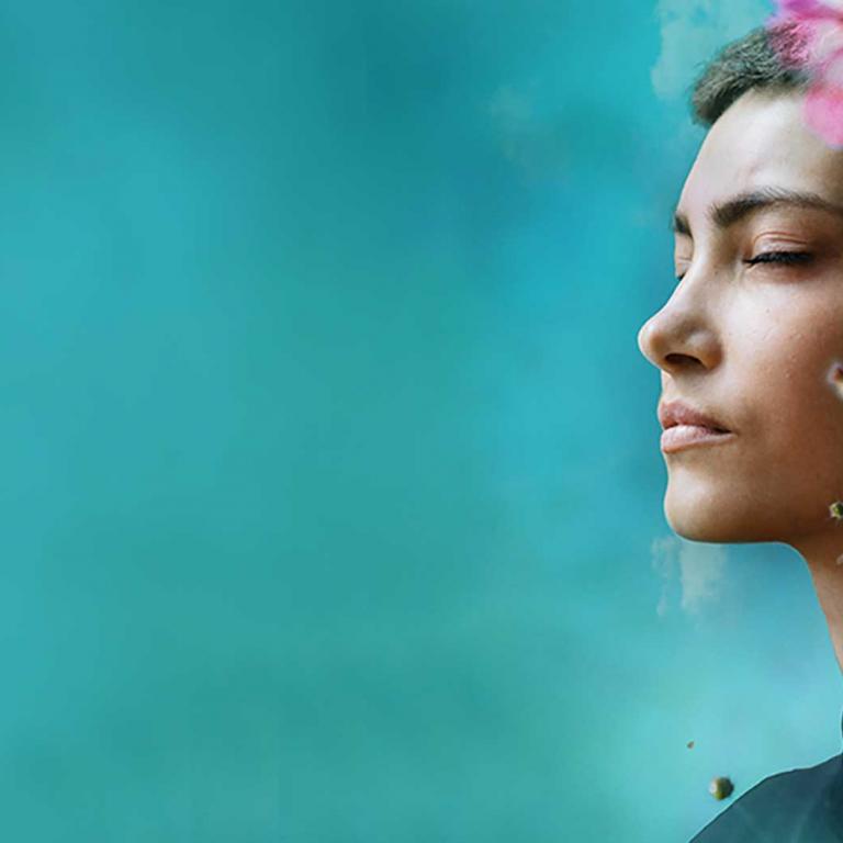 (C) Motoki Tonn Chi Liu - Unsplash.com Seitenportät einer Frau umrahmt von Blumen