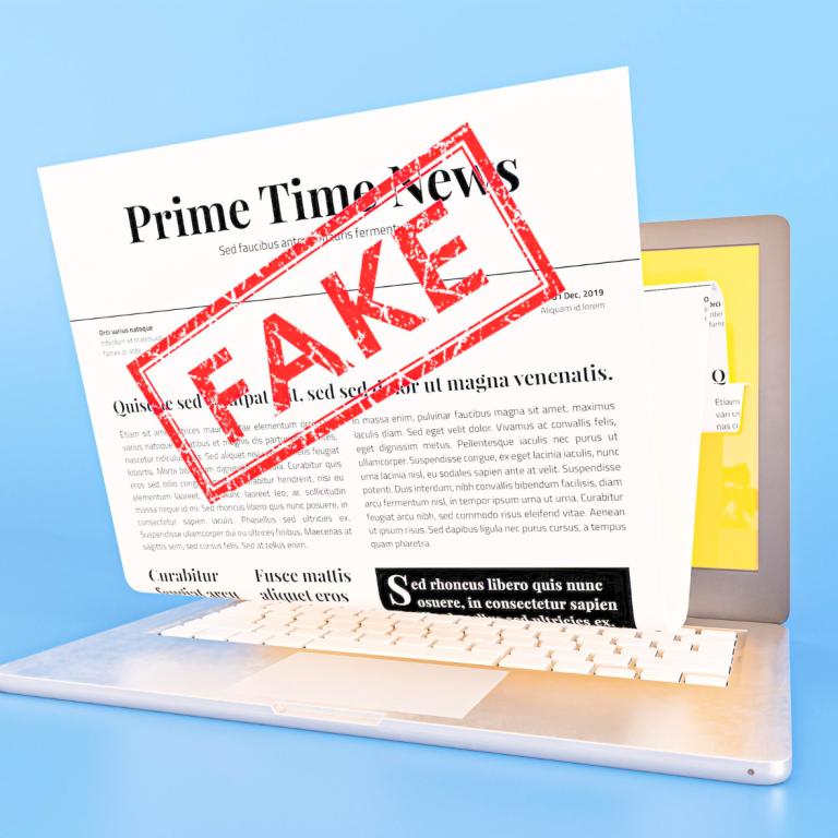 Eine Zeitungsschlagzeile mit dem Stempel FAKE