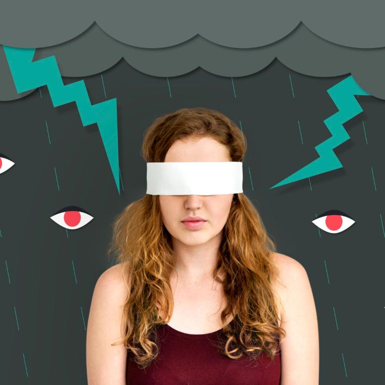 Illustration einer Frau in einem Gewitter. Im Hintergrund sind rote Augen.