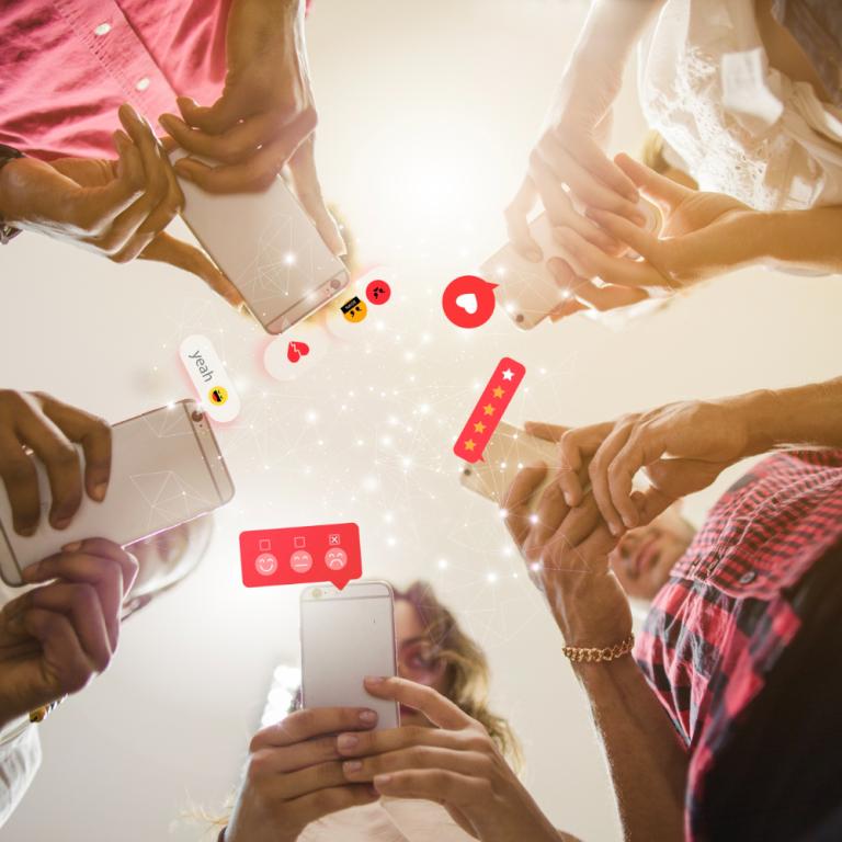 5 Smartphone-Nutzerinnen von unten.