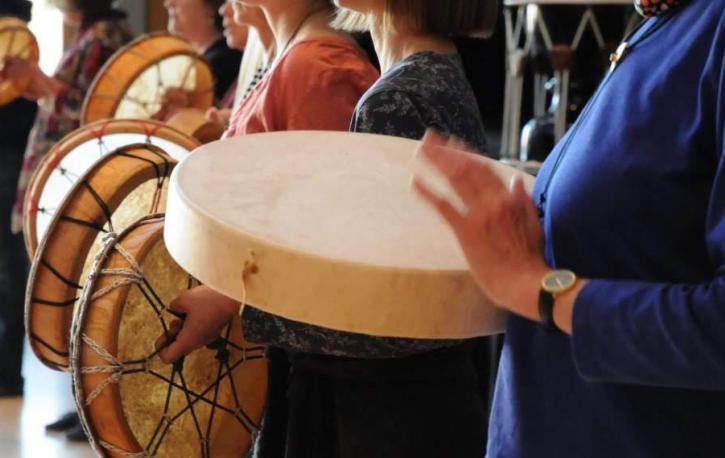 Der Rhythmus als Urprinzip – Kreativtherapeut Frank Rihm erklärt dir, wie du den Rhythmus für deine Therapiearbeit nutzen kannst. (Foto: Frank Rihm) Der Rhythmus als Urprinzip – Kreativtherapeut Frank Rihm erklärt dir, wie du den Rhythmus für deine Therapiearbeit nutzen kannst. (Foto: Frank Rihm)