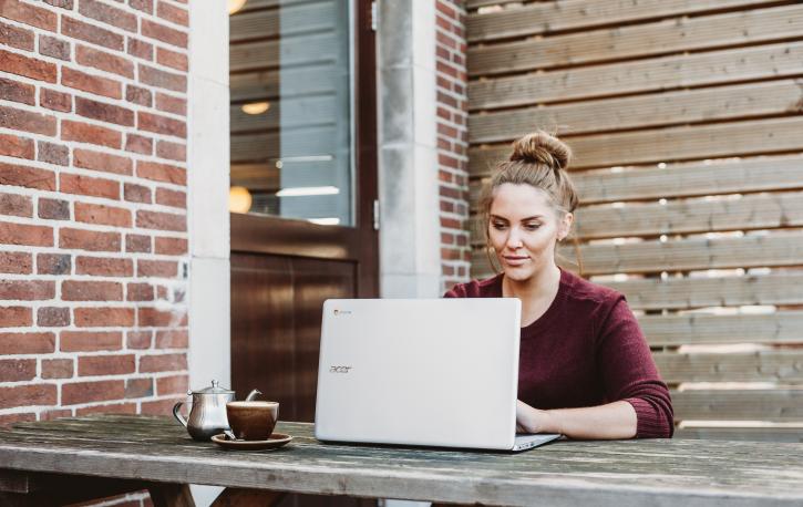 Kann man Aufstellungen über Mindmaps, Skizzen und Skalierungen auch im Online-Coaching verwenden? (Foto: Unsplash) Frau an Computer