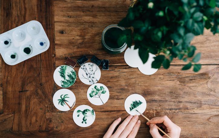 Kreativ zu sein z.B. beim Malen, hilft dir dabei, dich wieder mit dir selbst zu verbinden. Genau das Richtige nach einem stressigen Tag in der Praxis. (Foto: Roman Kraft – Unsplash.com) Kreativ zu sein z.B. beim Malen, hilft dir dabei, dich wieder mit dir selbst zu verbinden. Genau das Richtige nach einem stressigen Tag in der Praxis. (Foto: Roman Kraft – Unsplash.com)
