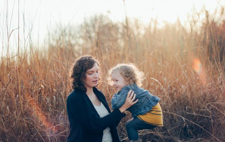 Glück und Liebe, Trauer und Angst – die Mutterschaft wird häufiger von sich widersprechenden Gefühlen begleitet als angenommen. (Foto: Shelby Deeter – Unsplash.com)
