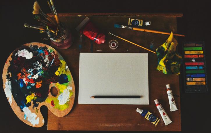 Beim Entwurf des eigenen Praxislogos ist Kreativität gefragt. (Foto: Marko Blazevic - Pexels.com) Farbpalette und Stifte neben einem leeren Blatt