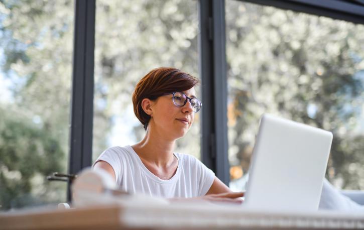 (Foto: Andrea Piacquadio – Pexels.com) Eine Frau sitzt vorm Bildschirm ihres Laptops und arbeitet.