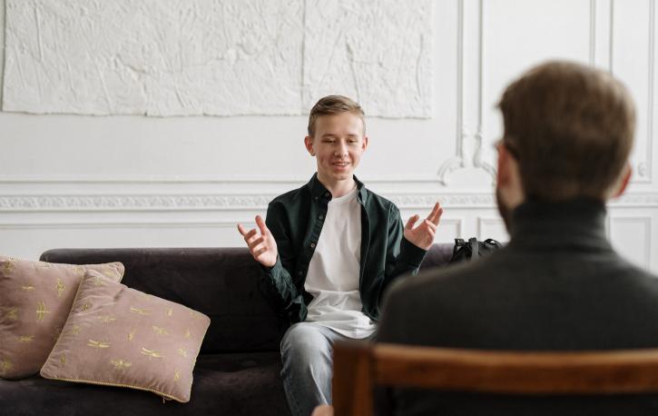 Ein junger Patient und sein Psychotherapeut bei einer Sitzung.