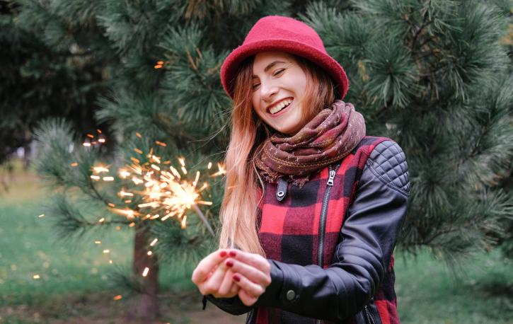 Junge Frau mit brennender Wunderkerze