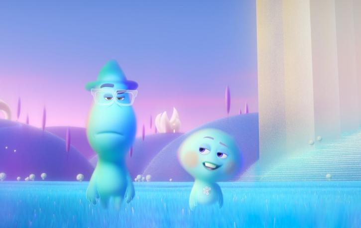 Foto: © 2020 Disney/Pixar Zwei Filmfiguren gehen durch eine blau-violette Landschaft