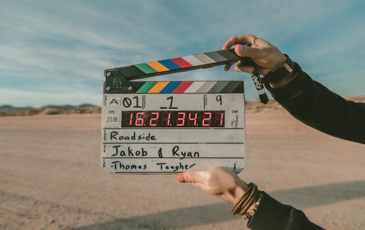 Foto: Jakob Owens – Unsplash.com Filmklappe in einer Wüstenszenerie