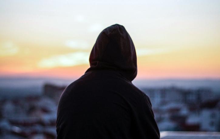 Foto: Tomé Louro - Pexels.com Silhouette eines Mannes vor einem Sonnenuntergang