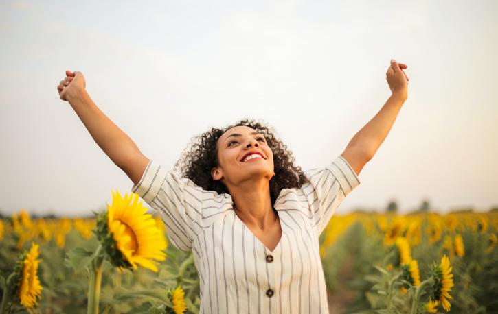 Foto: Andrea Piacquadio – Pexels.com Frau in Sonnenblumenfeld