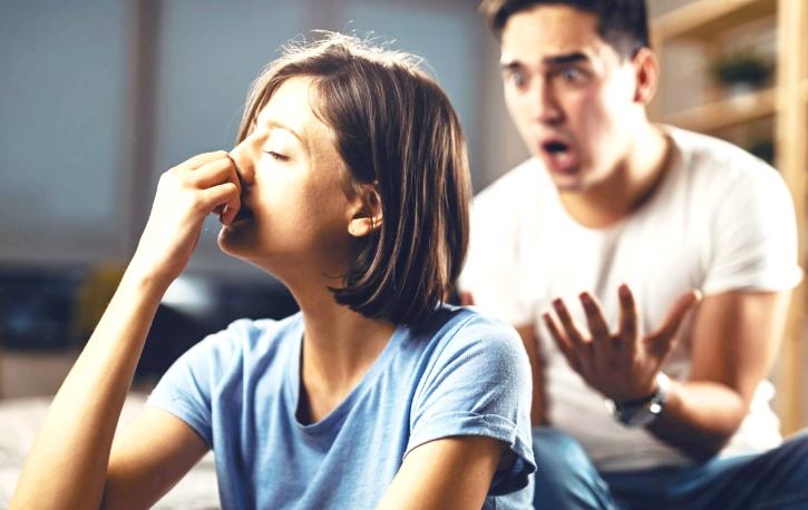 Ein Mann redet erregt auf eine Frau ein, die sich ihm abwendet.