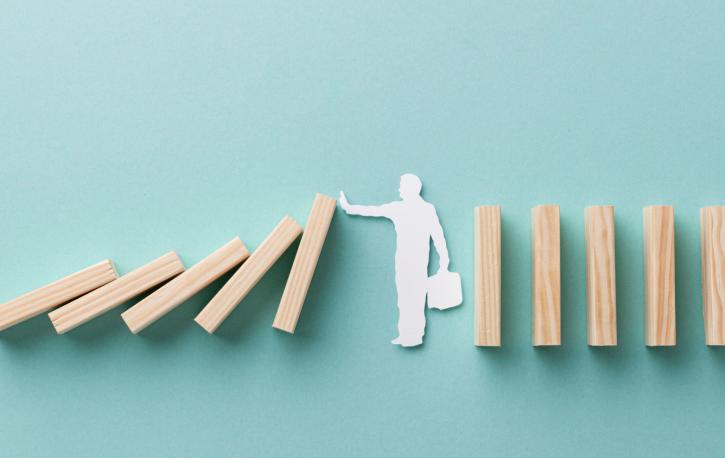 10 Holzstäbchen mit einem Männchen in der Mitte. Die Stäbchen kippen wie beim Domino um.