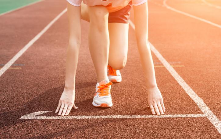 Eine Frau an der Startlinie für einen Wettlauf.