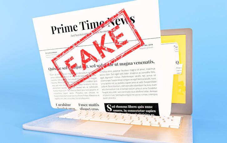 Eine Zeitungsschlagzeile mit dem Stempel FAKE