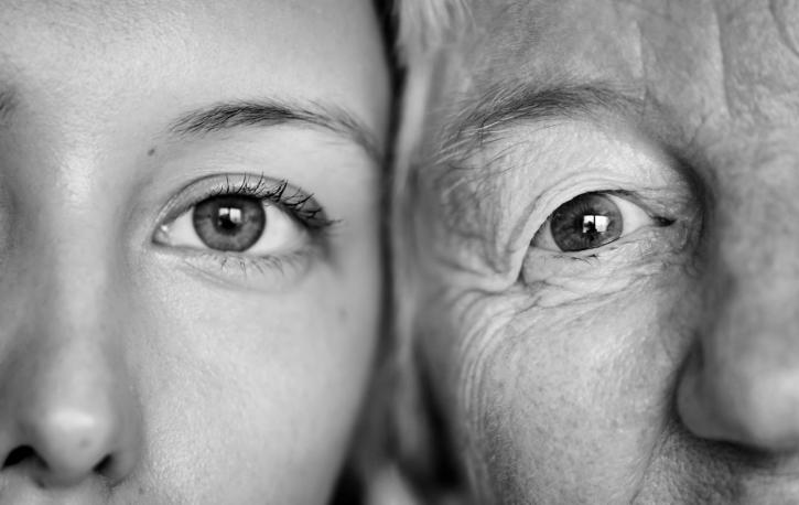 Schwarz-Weiß-Nahaufnahme eines jungen und eines älteren Gesichts