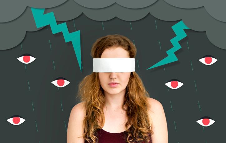 Illustration einer Frau in einem Gewitter. Im Hintergrund sind rote Augen.