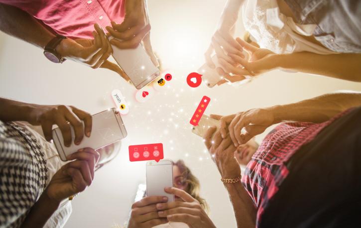 5 Smartphone-Nutzerinnen von unten.