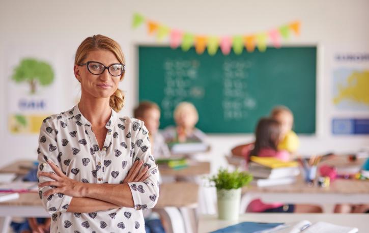 Eine Lehrerin im Klassenraum.