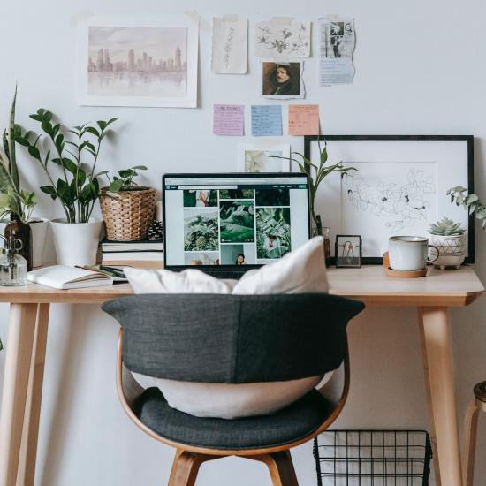 Arbeitsplatz mit Schreibtisch, Stuhl, Laptop, Pflanzen
