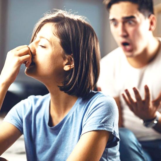 Ein Mann redet erregt auf eine Frau ein, die sich ihm abwendet.