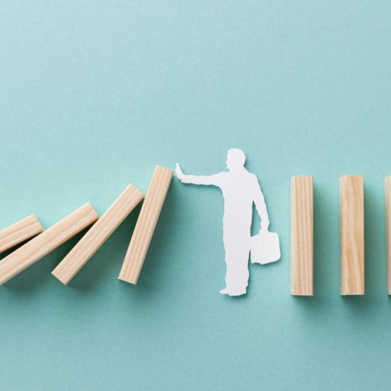 10 Holzstäbchen mit einem Männchen in der Mitte. Die Stäbchen kippen wie beim Domino um.