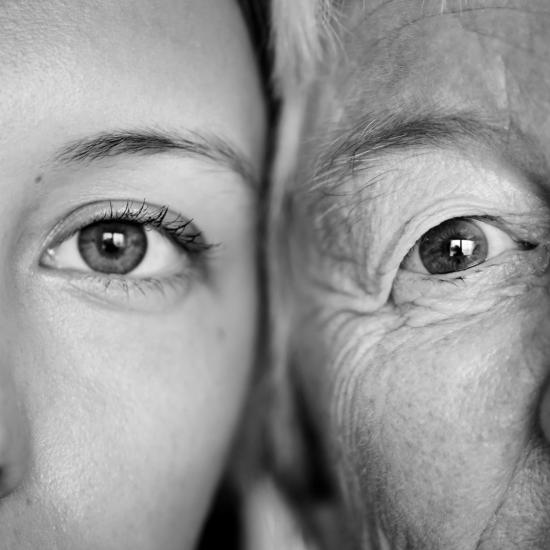 Schwarz-Weiß-Nahaufnahme eines jungen und eines älteren Gesichts