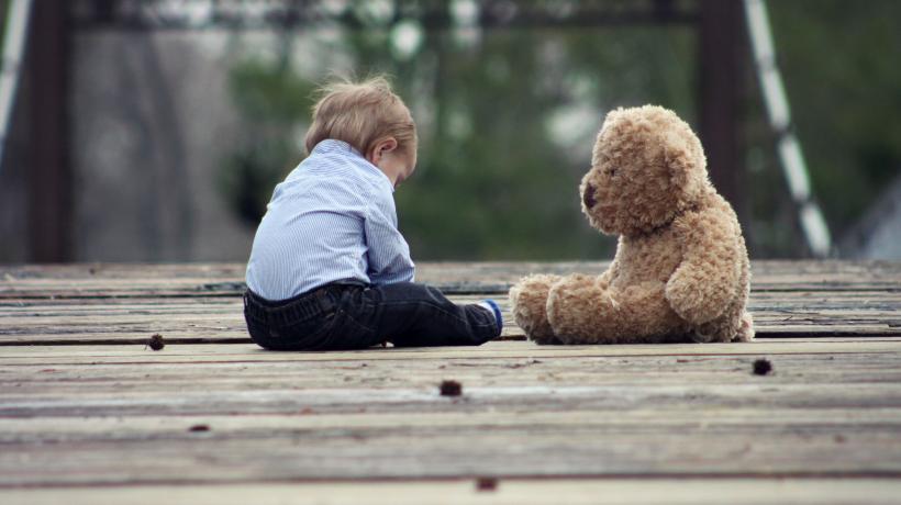 Kind mit Teddy