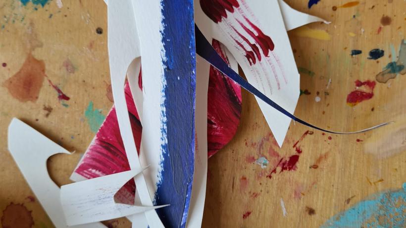 Bemaltes, zerschnittenes Papier