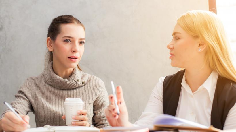 Selbstdarstellung kann man üben, am besten indem man anderen von seinem Angebot erzählt. (Foto: Tirachard Kumtanom – Pexels.com)
