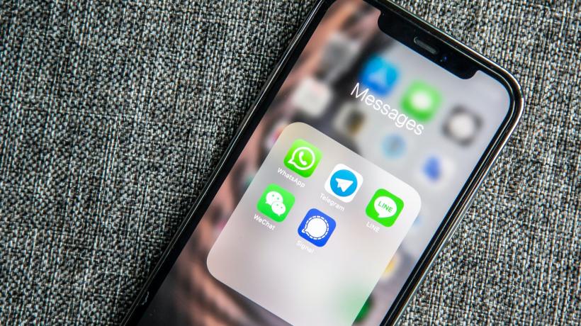 Smartphonedisplay mit unterschiedlichen Messengerdiensten darauf.