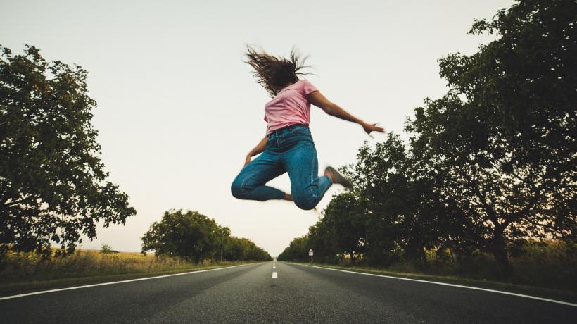 "Ich schaffe alles!" In der Ovulationsphase sprühen wir meistens vor Lebenslust. (Foto: Alexei Scutari - Unsplash.com)