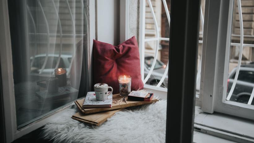 Zeit für sich selbst. Die Menstruationsphase lässt sich als ganz persönlicher monatlicher kleiner Retreat von der lauten Welt dort draußen nutzen. Sie ist ideal für neue Einsichten und Eingebungen. (Foto: Alisa Anton – Unsplash.com)
