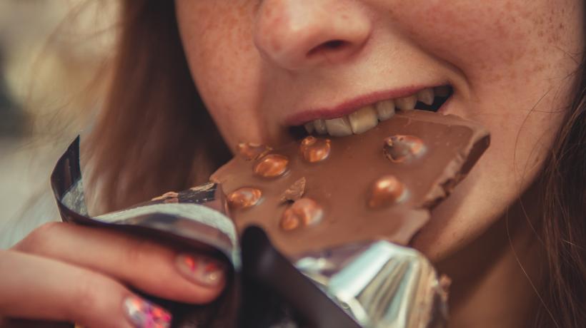 Oft sorgt Unachtsamkeit beim Essen dafür, dass man zu viel in sich hineinstopft und gar nicht merkt, wann es genug ist. (Foto: Andrii Podilnyk – Unsplash)