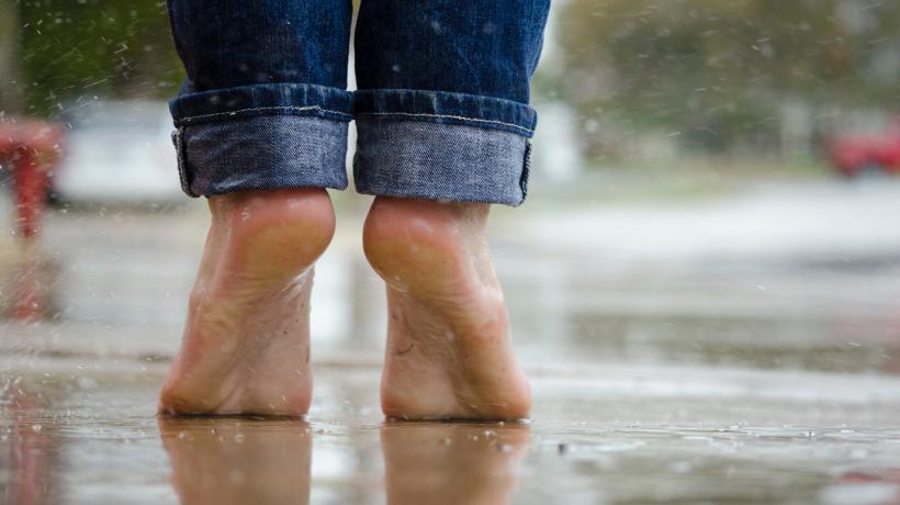Durch den Sommerregen tanzen. Nimm dir jeden Tag vor, einen schönen Moment zu erleben. (Foto: Pexels.com)