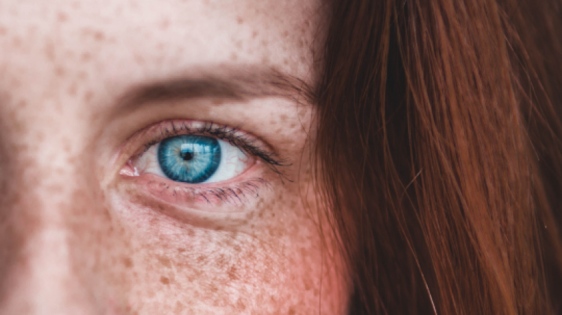 Die bevorzugte Arbeitshaltung in einer psychoanalytischen Therapie ist intensiv und konzentriert – ist da Platz für Humor? (Foto: Eric Mclean – Unsplash.com)